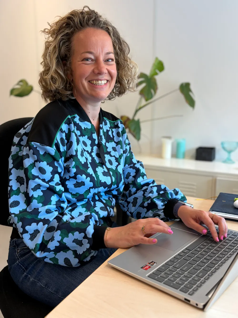 Linda Kok van Linda Voor Jou werkt achter haar laptop