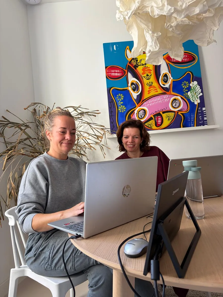 Linda en Danielle werken samen aan de laptop tijdens een Startklaar-sessie.