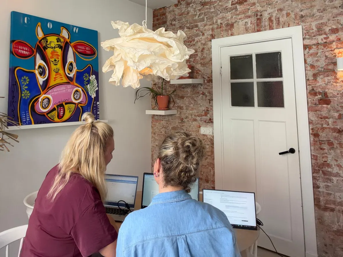 Linda werkt tijdens een Startklaar-middag samen met een startende ondernemer aan de laptop.
